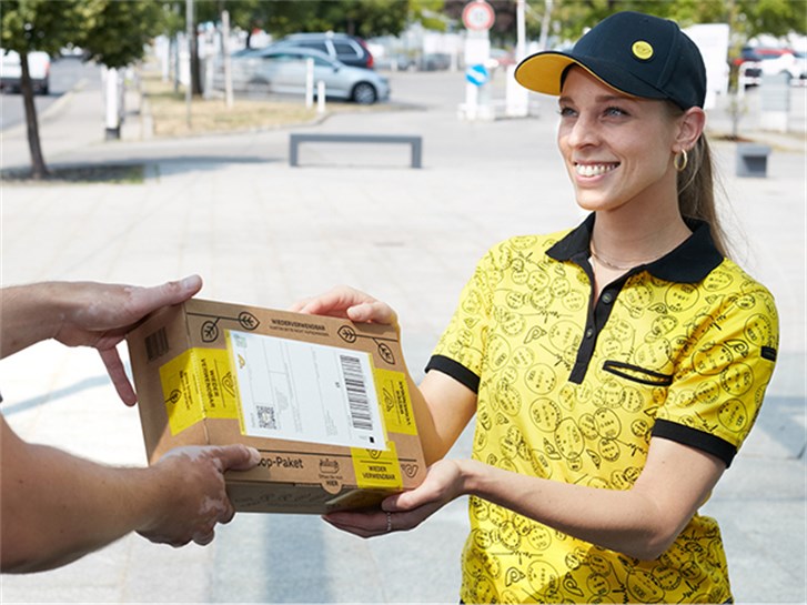 Zustellerin mit Paket